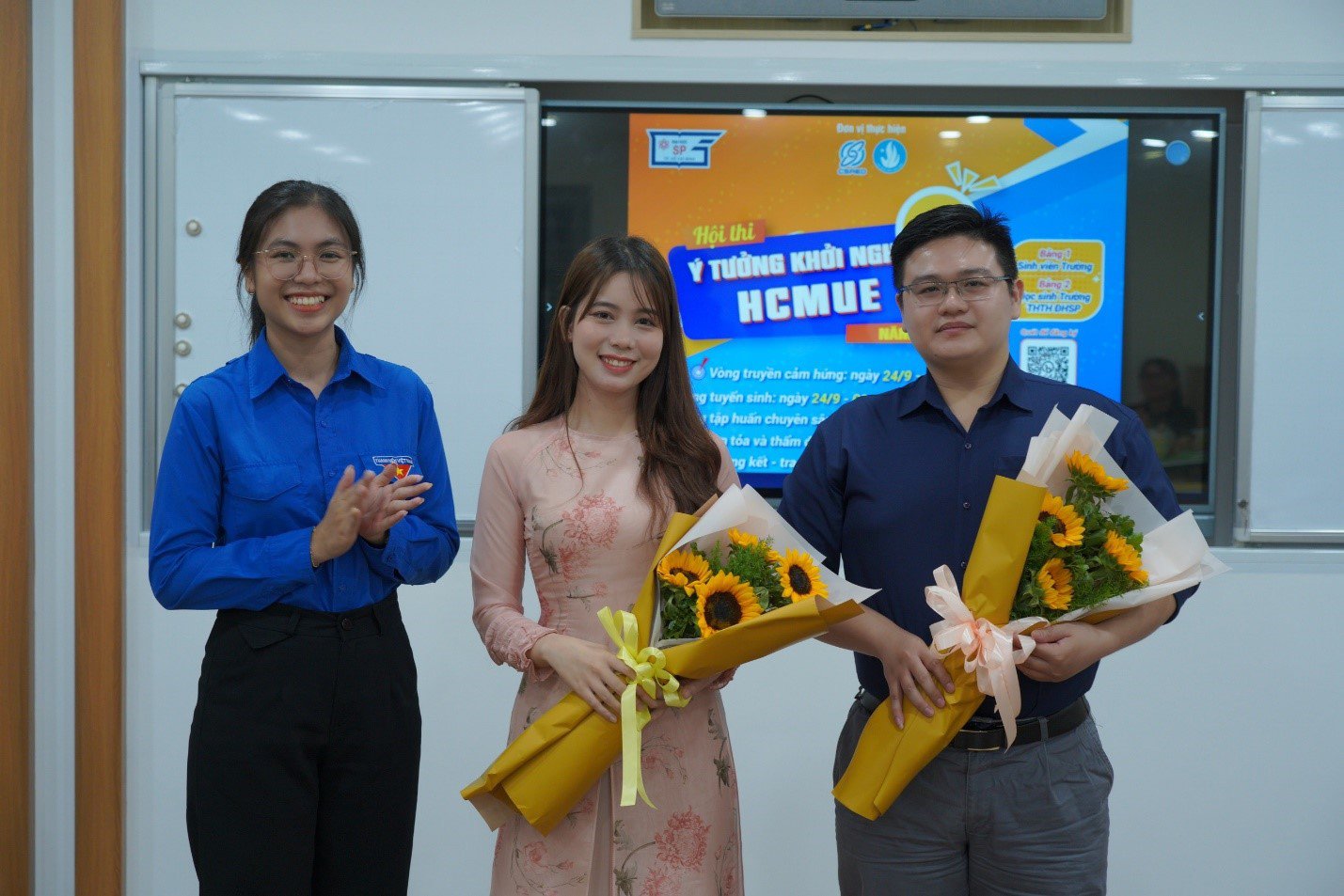 Đại diện Đoàn trường Đại học Sư phạm trao hoa và gửi lời cảm ơn đến hai Diễn giả sau buổi chia sẻ Thuyết trình ý tưởng và Thuyết phục Nhà đầu tư