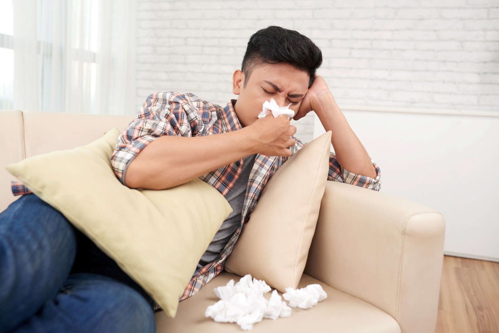 Nghẹt mũi, sổ rmũi cả ngày lẫn đêm gây ảnh hưởng tới cuộc sống hàng ngày (Hình minh họa)