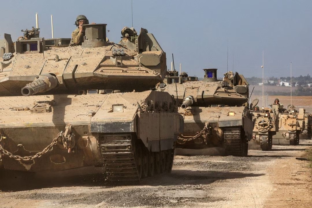Quân đội Israel tập trung xe tăng ở biên giới với Dải Gaza (ảnh: Reuters)