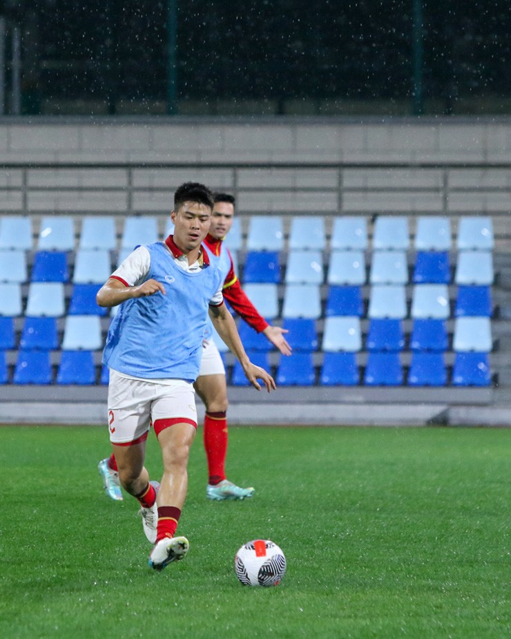 Các cầu thủ đang khởi động dưới cơn
mưa khá dày hạt. Thời tiết bắt đầu chuyển lạnh với nhiệt độ khoảng
15 độ C.