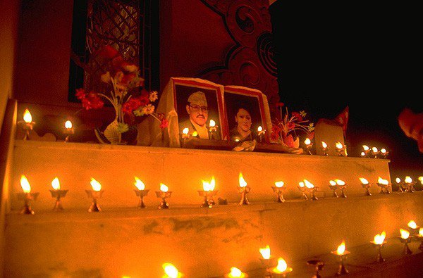 Di ảnh của vua Birendra và hoàng hậu Aiswarya (ảnh: AP)