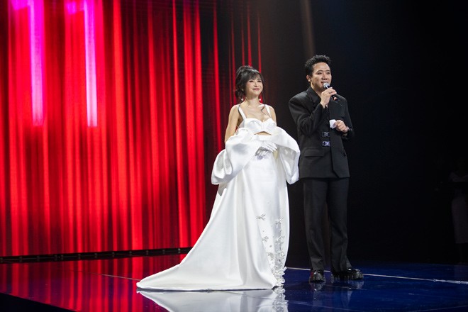 Đại gia Minh Nhựa “khóa môi” vợ trước đám đông, khẳng định “chủ quyền” - 3