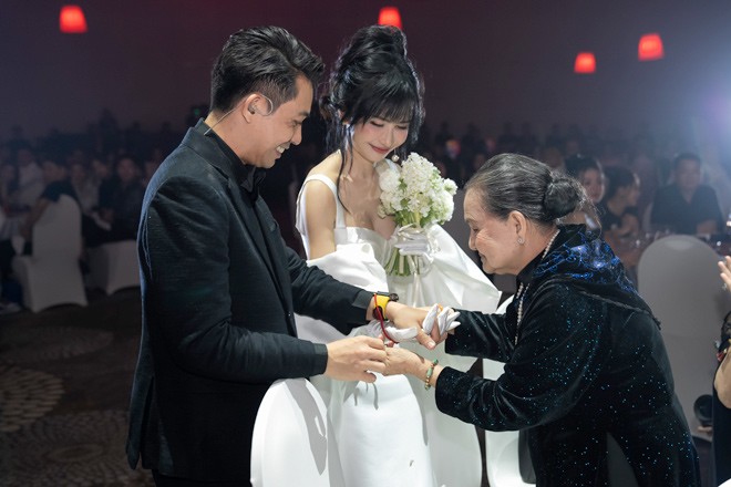 Mina chính thức về nhà Minh Nhựa làm dâu