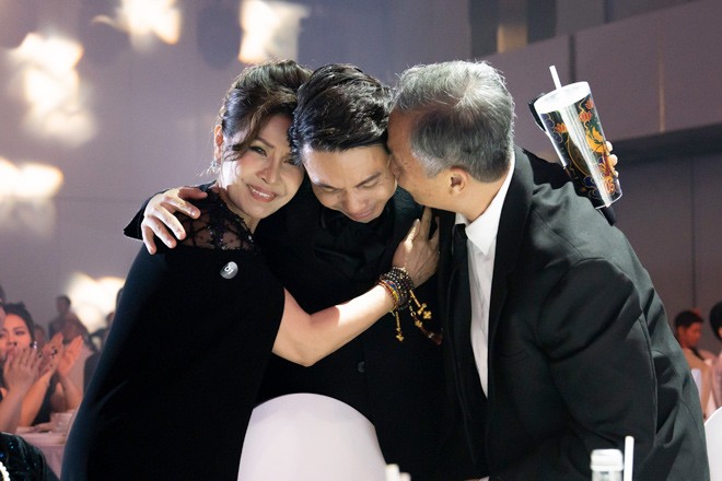 Khoảnh khắc Minh Nhựa tri ân bố mẹ