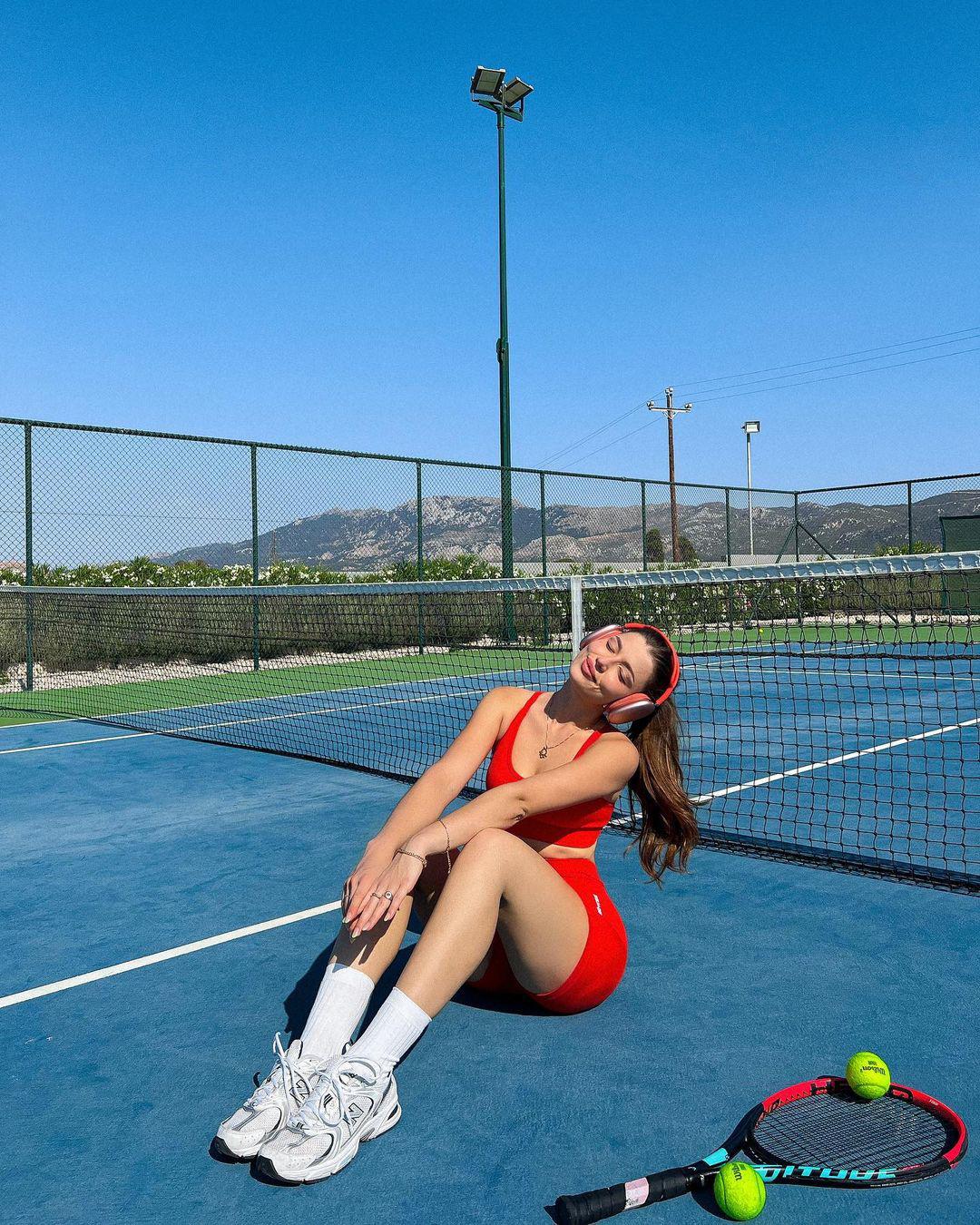 "Nàng thơ Thụy Sĩ" thu hút với váy ôm mặc khi chơi tennis - 11