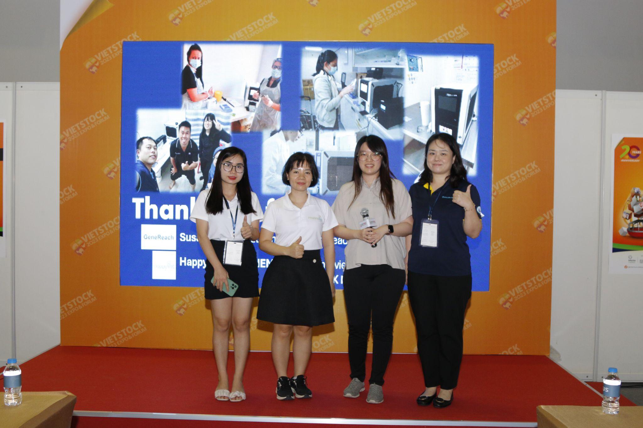 Đại diện hãng GeneReach (ngoài cùng bên phải) luôn tin tưởng vào HappyVet.