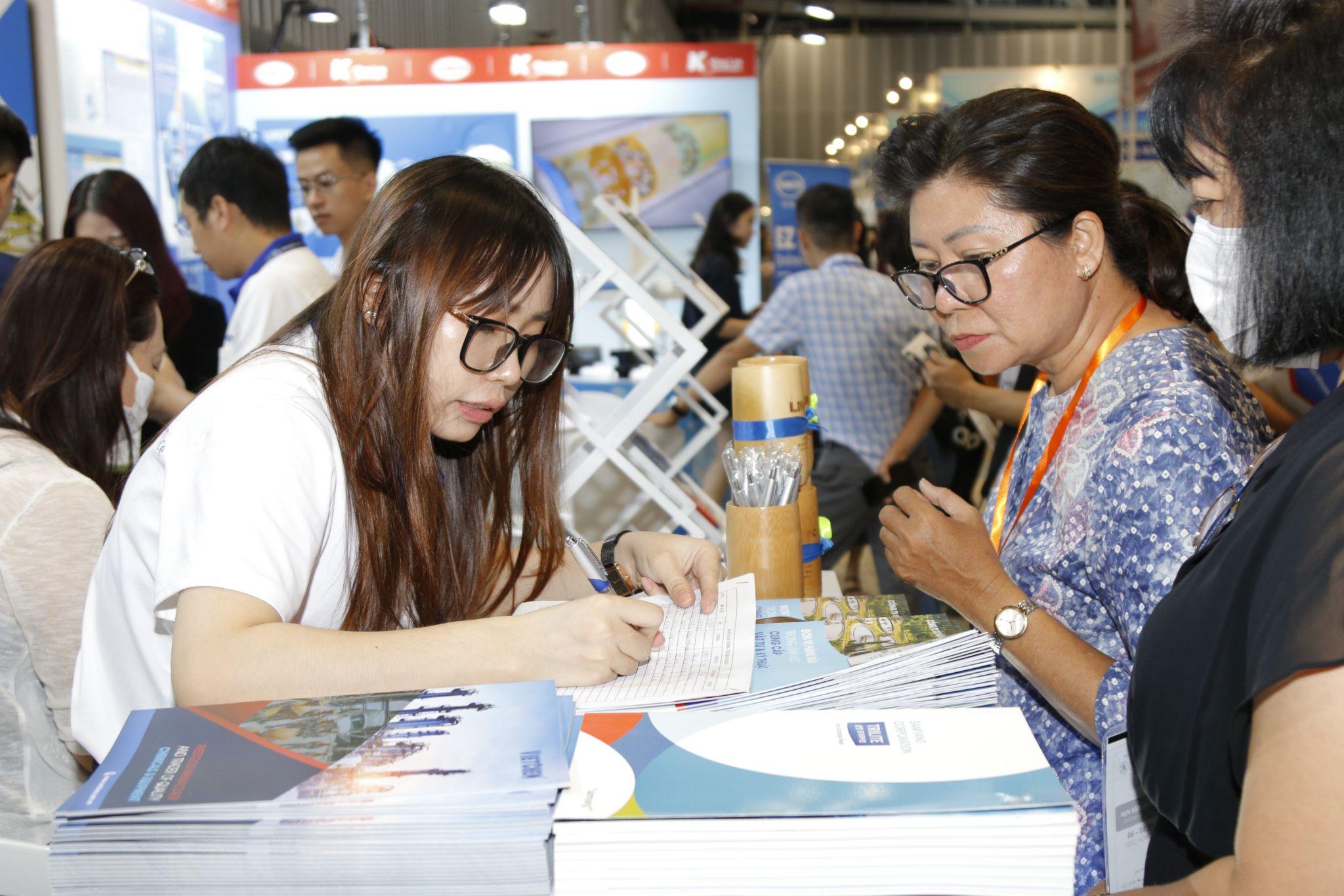 Khách tham quan để lại thông tin mong muốn được tư vấn thêm sau khi kết thúc triển lãm.