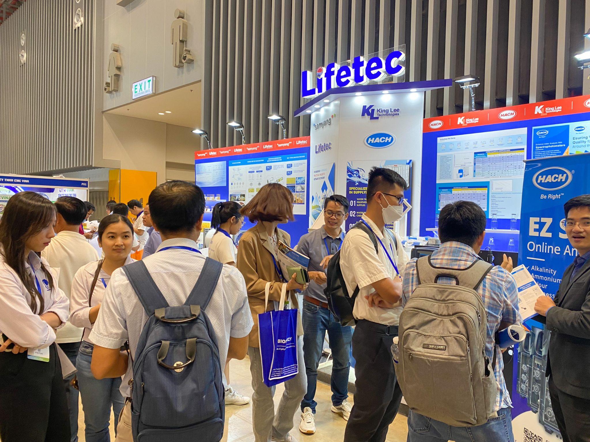 Ngay trong ngày đầu tiên LIFETEC đã tiếp đón rất nhiều khách tham quan.