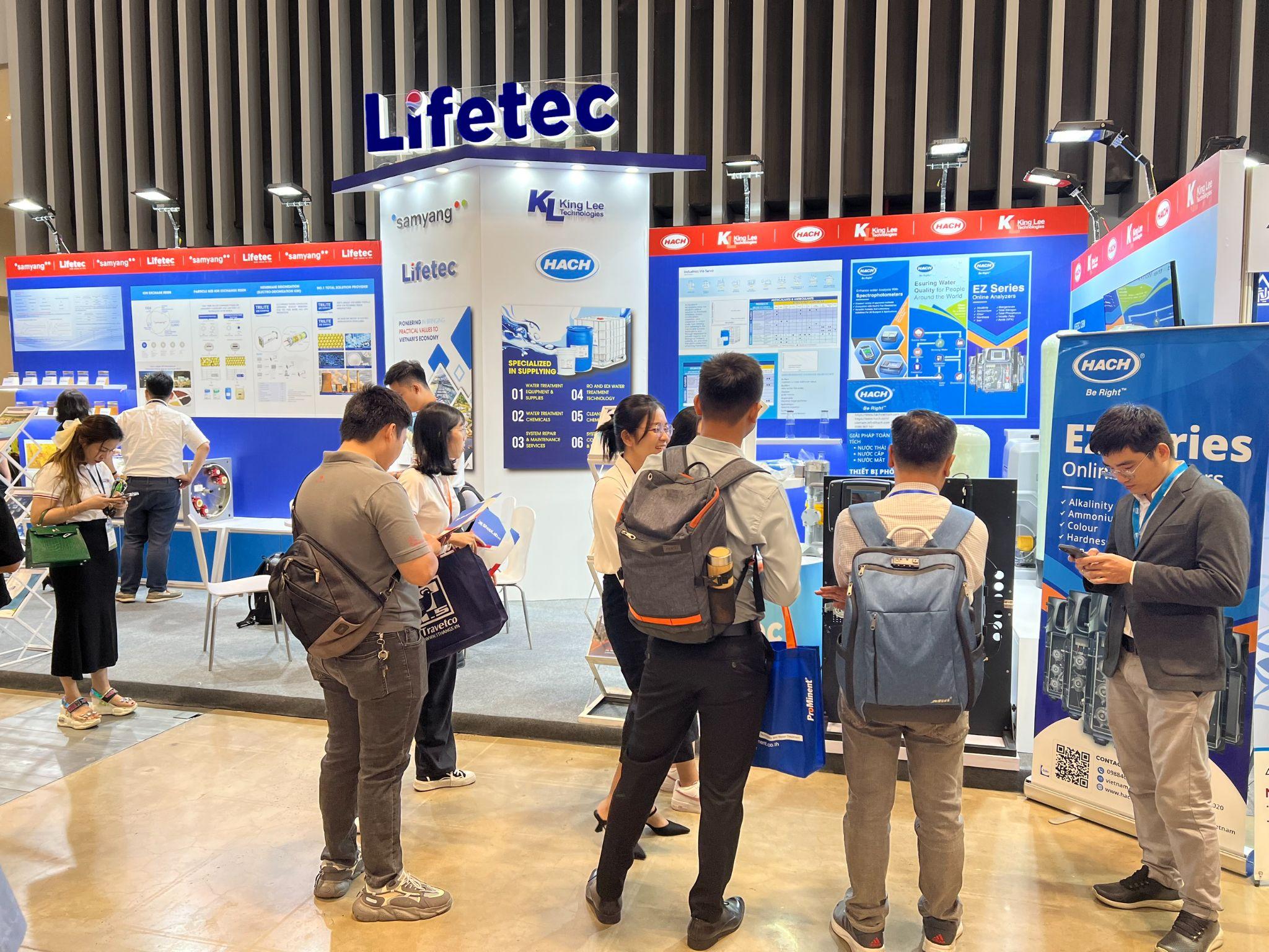 Gian hàng LIFETEC thu hút nhiều khách tham quan.