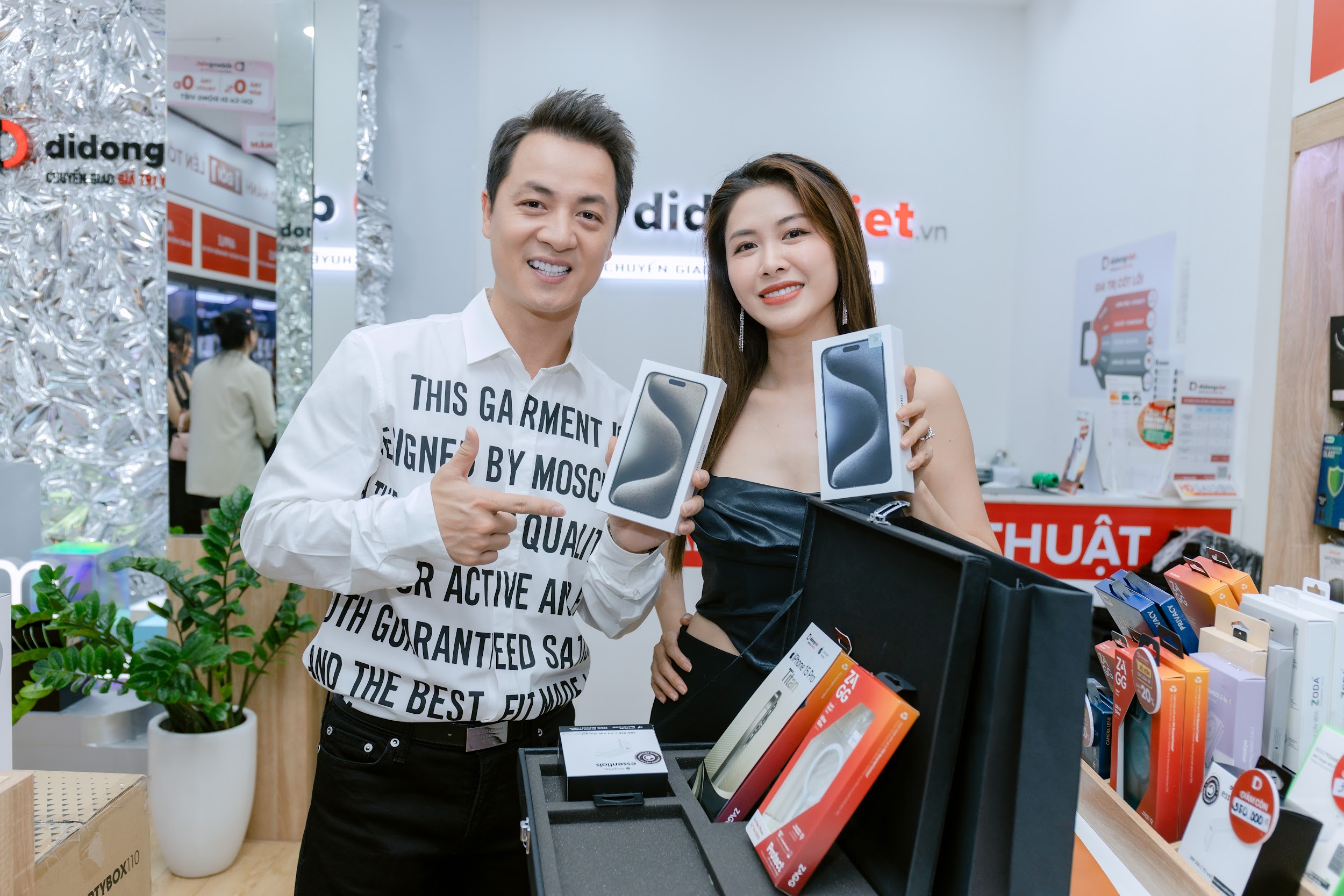 Vợ chồng ca sĩ Đăng Khôi - Thuỷ Anh vui vẻ nhận iPhone 15 Pro Max tại Di Động Việt