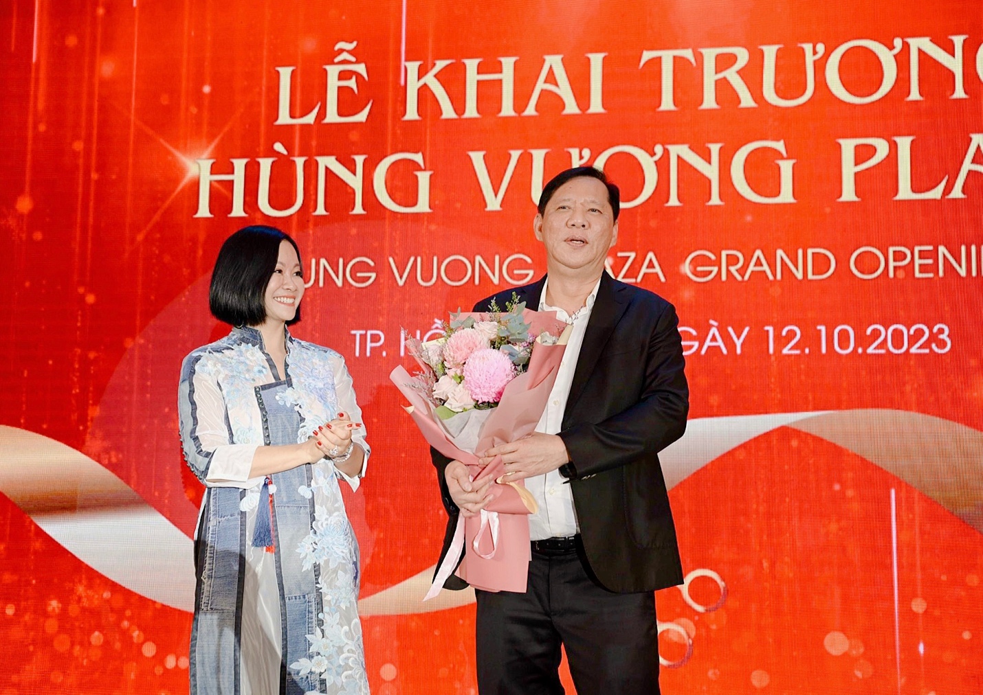 Trao hoa chúc mừng Hùng Vương Plaza chính thức khai trương