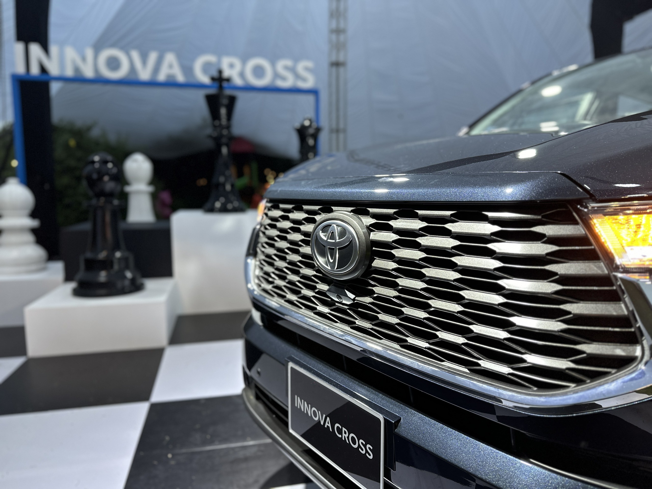 Cận cảnh mẫu xe Toyota Innova Cross phiên bản động cơ xăng, giá bán 810 triệu đồng - 6