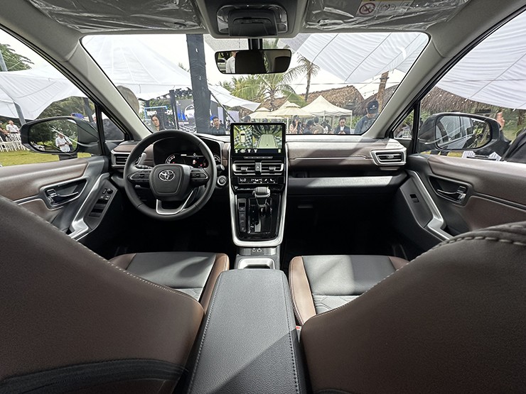 Cận cảnh mẫu xe Toyota Innova Cross phiên bản động cơ xăng, giá bán 810 triệu đồng - 9