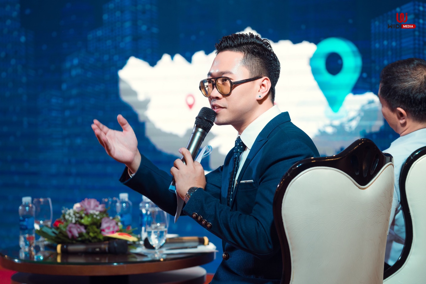 MC Hải Long dẫn sự kiện tọa đàm doanh nghiệp trên sóng trực tiếp