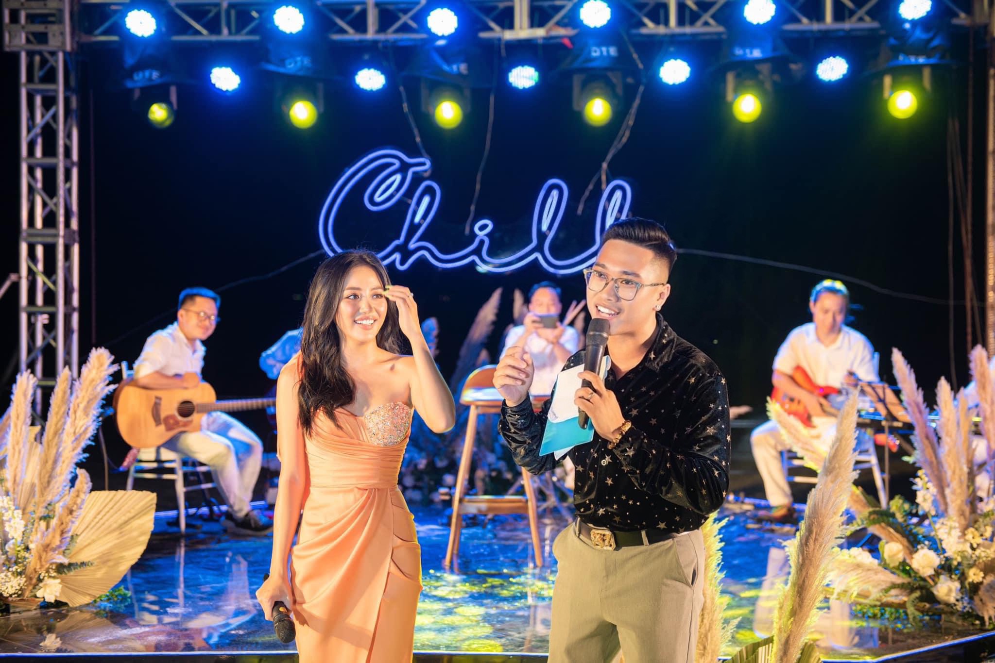 Không chỉ khán giả mà những đồng nghiệp trên sân khấu cũng nhiều phen cười ngả nghiêng với câu chuyện của anh chàng