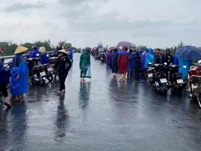 Tin tức trong ngày - Mưa lớn ở miền Trung: Hàng trăm người tìm kiếm nam sinh bị nước cuốn trôi