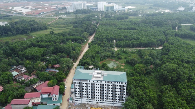 Tòa nhà với tên gọi “Chung cư cao cấp My House” nằm trên đường Phú Hữu (thôn 1, xã Tân Xã, huyện Thạch Thất, Hà Nội). Dù xây dựng trên đất ở nông thôn nhưng công trình này được xây cao tới 9 tầng, nằm nổi bật giữa khu dân cư ngoại thành Hà Nội. Thậm chí nếu không biết, nhiều người dân còn tưởng đây là dự án nhà ở nào đó.