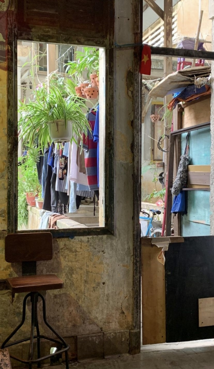 Những “hidden café” ẩn mình trong chung cư cũ, tìm bình yên chỉ sau một cánh cửa - 3