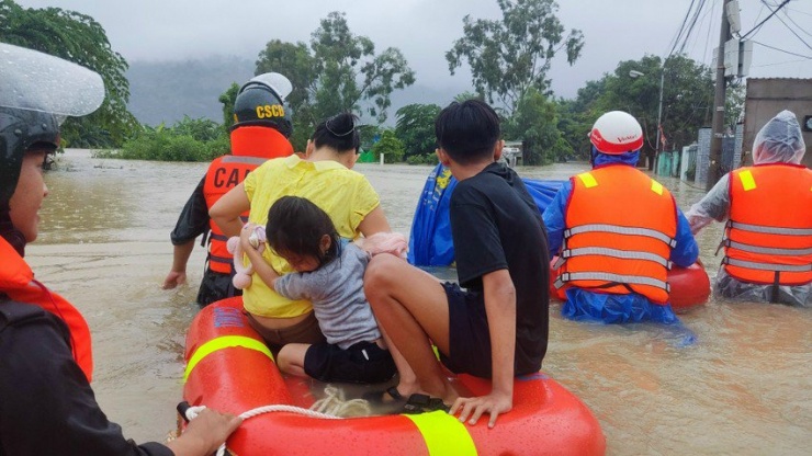 Lực lượng công an sơ tán các em nhỏ ở vùng ngập lụt tại Đà Nẵng đến nơi an toàn. Ảnh: CA