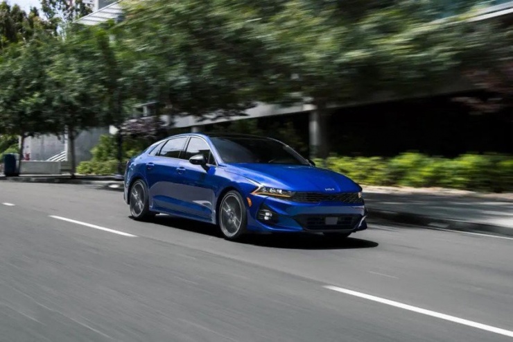 Kia K5 2023 có giá gần 620 triệu đồng. Ảnh: Motorbiscuit.