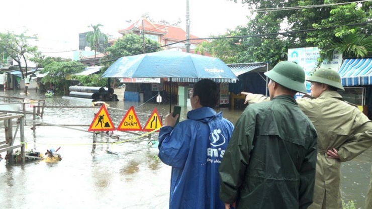 Ông Nguyễn Văn Quảng yêu cầu các địa phương, đơn vị rào chắn cẩn thận các điểm ngập lụt. Ảnh: MT.