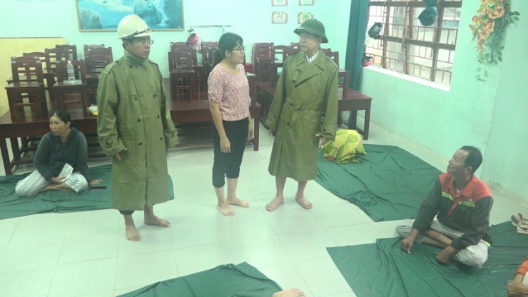 Ông Nguyễn Văn Quảng, Bí thư Thành uỷ Đà Nẵng dặn dò người dân ở điểm di dân. Ảnh: MT.