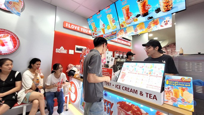 Khách hàng mua thức uống tại một cửa hàng Mixue. Ảnh: THÙY LINH