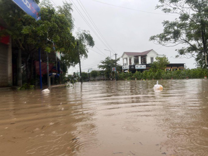 Mưa lớn ở miền Trung: 2 người chết, 12 người mắc kẹt trong nước xiết - 10
