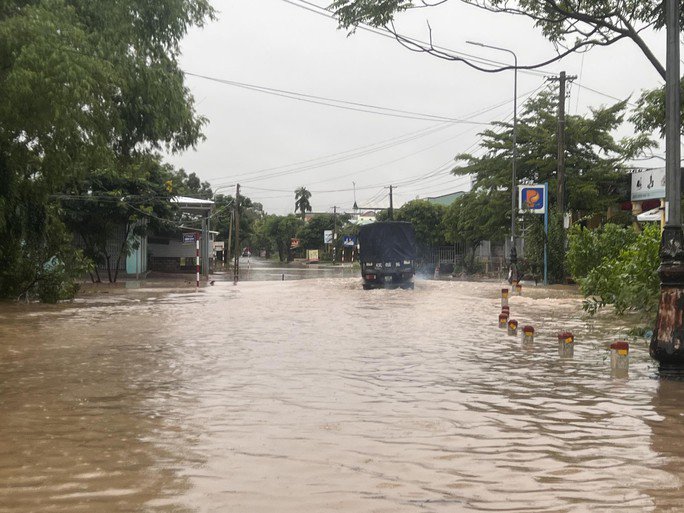 Mưa lớn ở miền Trung: 2 người chết, 12 người mắc kẹt trong nước xiết - 8