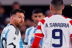 Cầu thủ “phun mưa“ vào người Messi đang gây nhiều tranh cãi là ai?