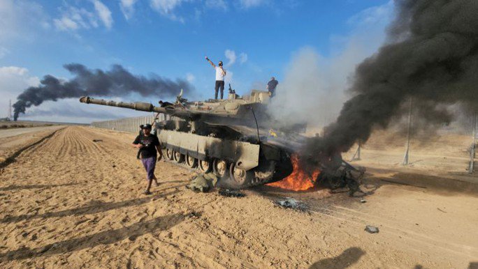 Một chiếc xe tăng Israel bị bắn hạ ở Dải Gaza. Ảnh: AP