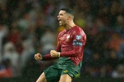 Bóng đá - Ronaldo muốn ghi 1.000 bàn, mẹ CR7 bật khóc nhìn con được vinh danh