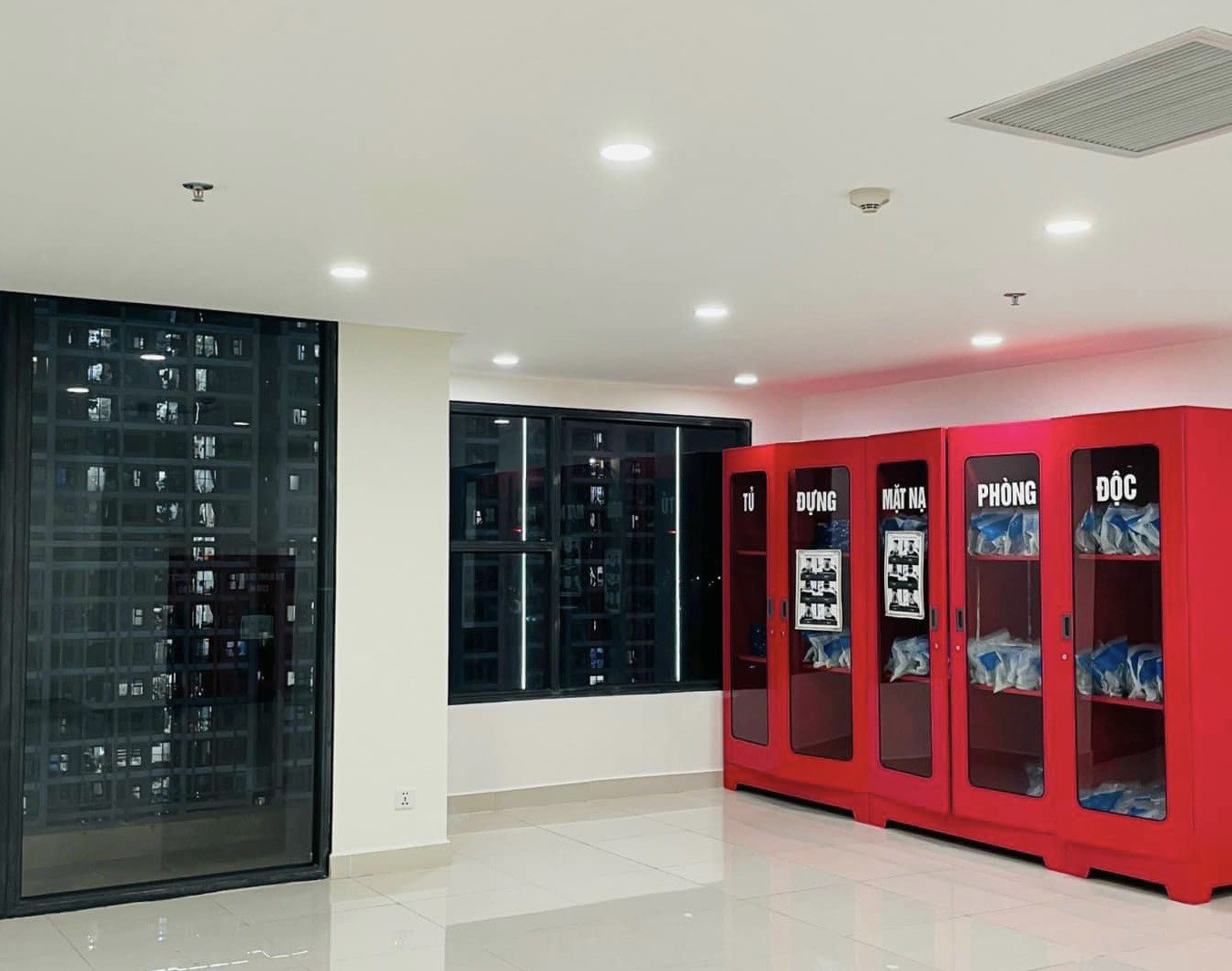 Mặt nạ phòng độc được trang bị đầy đủ tại khu vực gian lánh nạn.