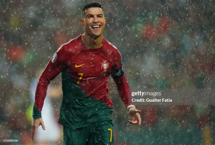 Ronaldo tỏa sáng rực rỡ trong trận đấu mưa tầm tã ở Dragao