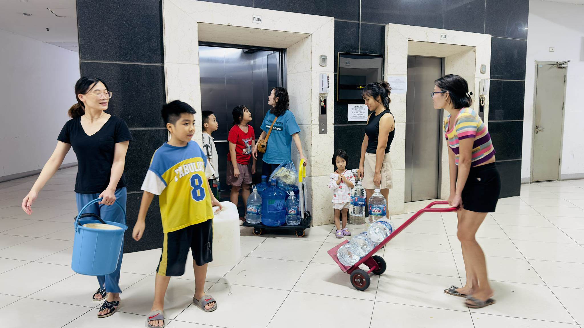 22h20 tối 14/10, cư dân tòa HH03A-B1.3 khu đô thị Thanh Hà vẫn phải đi xin nước hoặc mua nước đóng chai về sử dụng thay nước sinh hoạt.