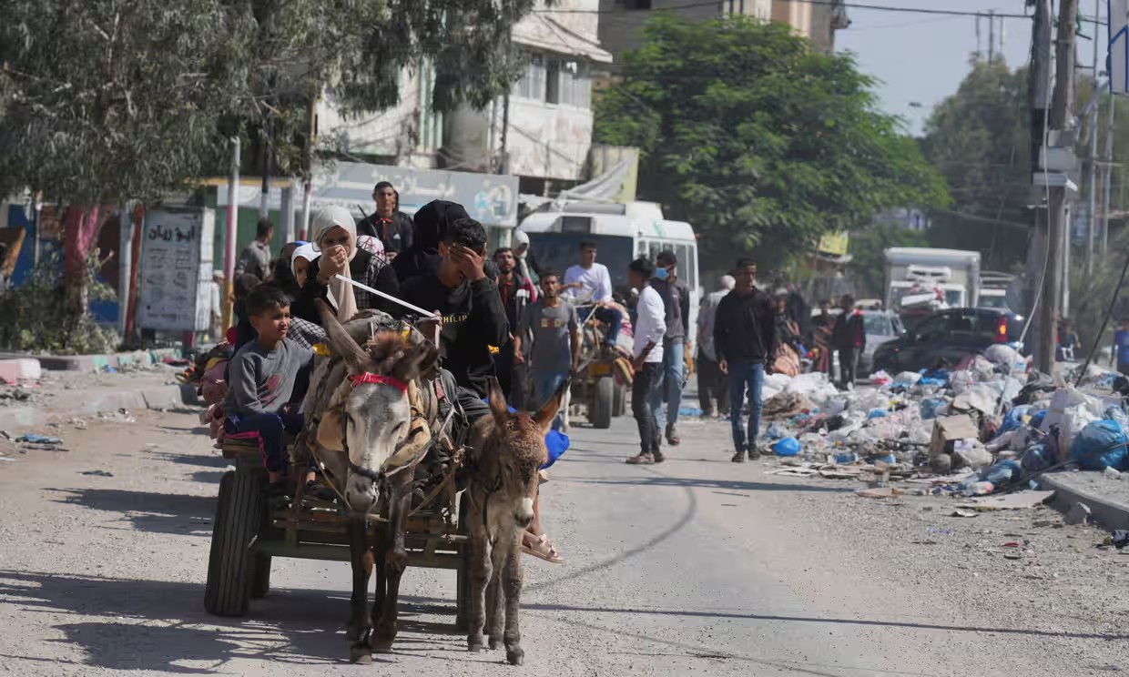 Người dân ở Dải Gaza lũ lượt sơ tán (ảnh: Reuters)