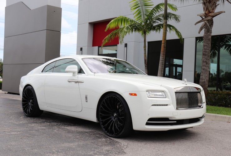10. 2014 Rolls-Royce Wraith vừa sang chảnh lại mạnh mẽ nhờ có trang bị động cơ V12, dung tích 6.6L, cho công suất tối đa lên đến 624 mã lực. Xen có giá lên đến 750.000 USD (18,34 tỷ đồng).