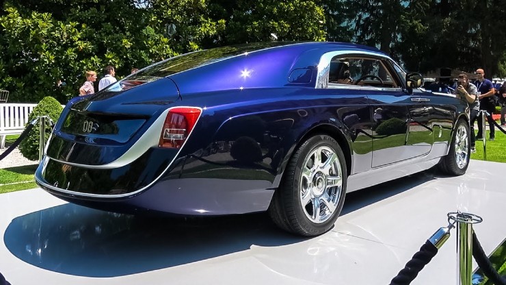3. 2017 Rolls-Royce Sweptail là tác phẩm nghệ thuật thực thụ, thiết kế 2 chỗ ngồi sang trọng, mang vẻ đẹp cổ điển của các xế hộp những năm 50 của thế kỷ trước. Tất nhiên, Sweptail chỉ dành cho giới siêu giàu, khi có giá bán lên tới 12,8 triệu USD (313,024 tỷ đồng), đủ tiền để mua nhiều siêu xe độc quyền khác như siêu xe McLaren.