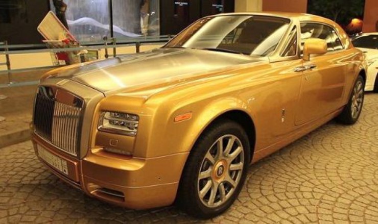 4. Rolls-Royce Solid Gold Phantom có giá 8,2 triệu USD (khoảng 200,531 tỷ đồng), được thiết kế mang nguyên liệu đắt tiền đó là vàng.