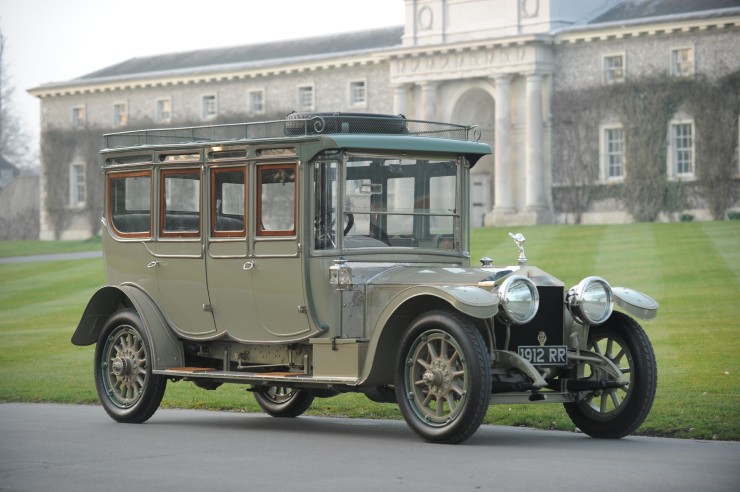 5. 1912 Rolls-Royce The Corgi là mẫu xe cổ điển, thiết kế kiểu xe Limousine, từng là biểu tượng của văn hóa Anh và từng là niềm yêu thích của nữ hoàng Elizabeth II. Trong đợt đấu giá cách đây hơn 10 năm, The Corgi có giá lên tới 7,34 triệu USD (179,5 tỷ đồng).