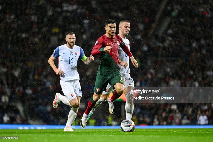 Ronaldo lập cúp đú, giúp Bồ Đào Nha thắng trận