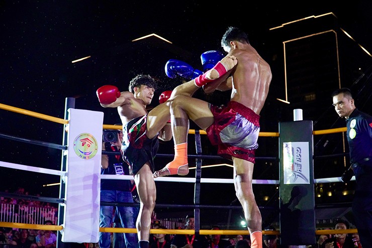 Duy Nhất tung đòn chân cực nặng khiến đối thủ Thái Lan gặp nhiều khó khăn