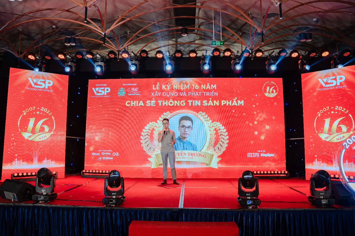 Ông Trường – Bụt Công Nghệ chia sẻ thêm về thông tin sản phẩm tại buổi lễ