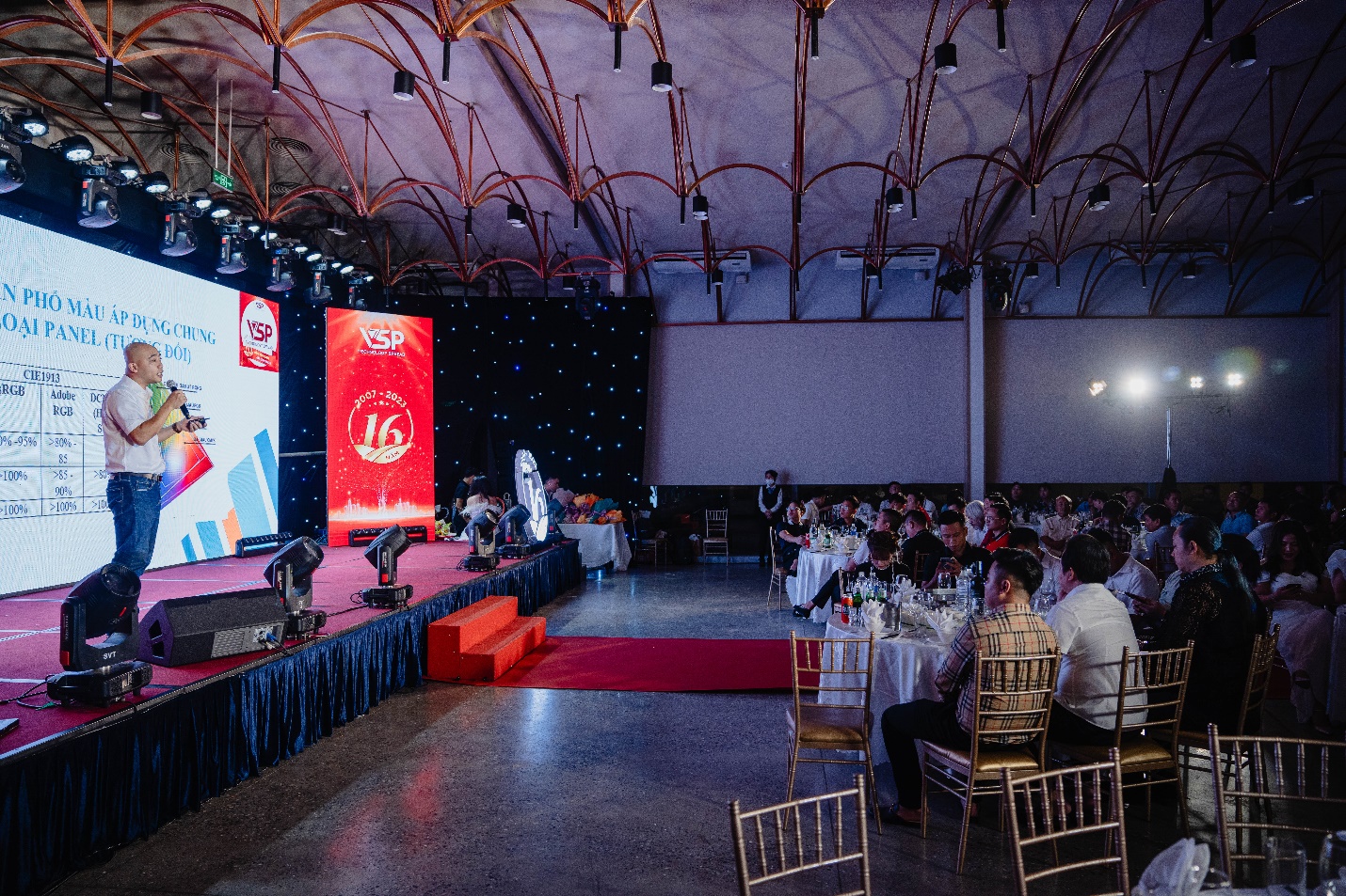 Đại diện VSP Ông Cao Sinh Tiến chia sẻ thêm về các thông tin sản phẩm tại buổi lễ