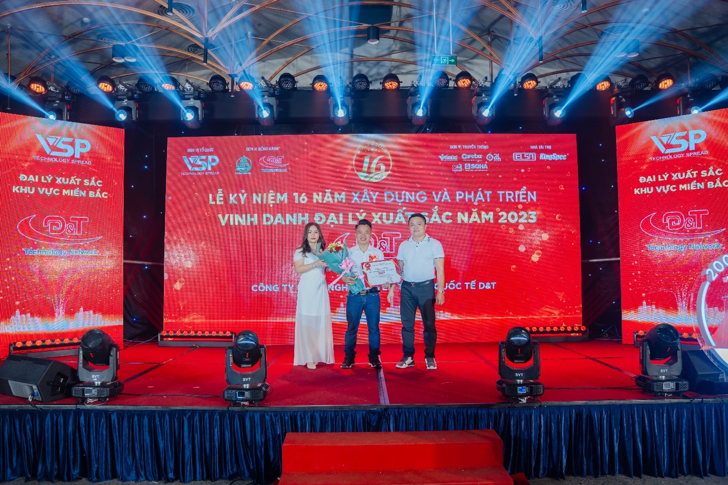 Vinh danh đại lý có thành tích xuất sắc tại buổi lễ