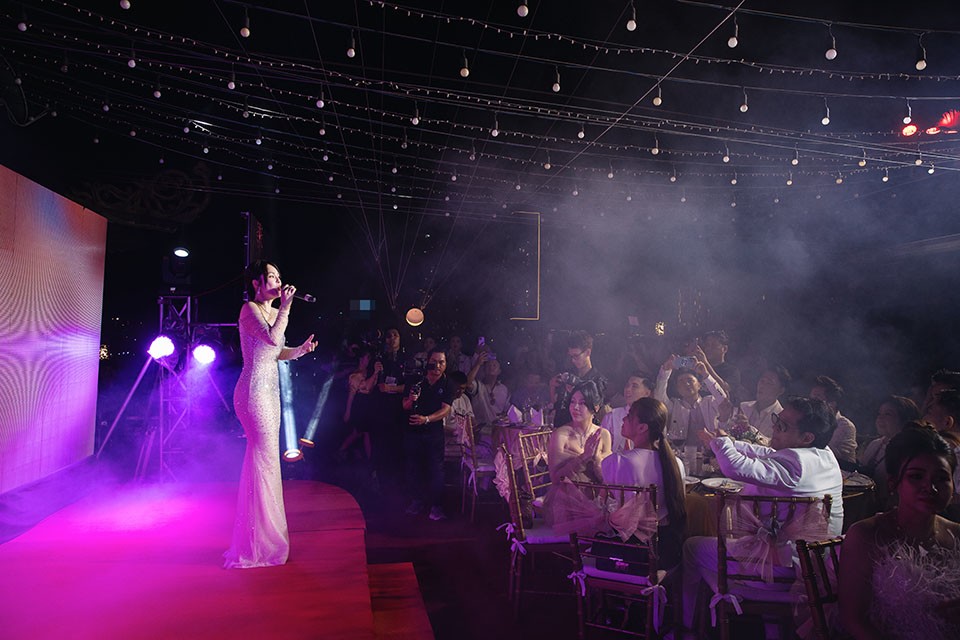 Dương Cẩm Lynh hát trước hàng trăm khách mời.