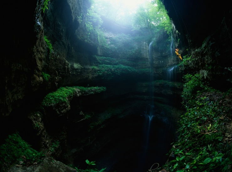 Hố sụt có thể làm lộ ra những hang động lớn như Neversink Pit ở Alabama.