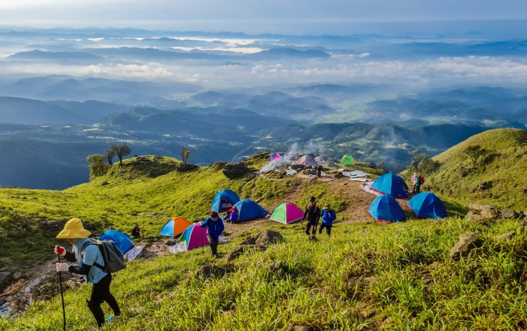 Du khách camping trên đỉnh núi Cha