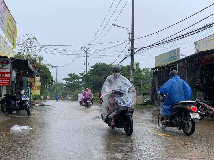 Sáng nay (15/10), Đà Nẵng tạnh mưa, nước rút mạnh. Tuy nhiên đến trưa, trời bắt đầu mưa lớn trở lại. Hàng loạt nhà dân vẫn bị nước bủa vây . (Ảnh: Duy Quốc)