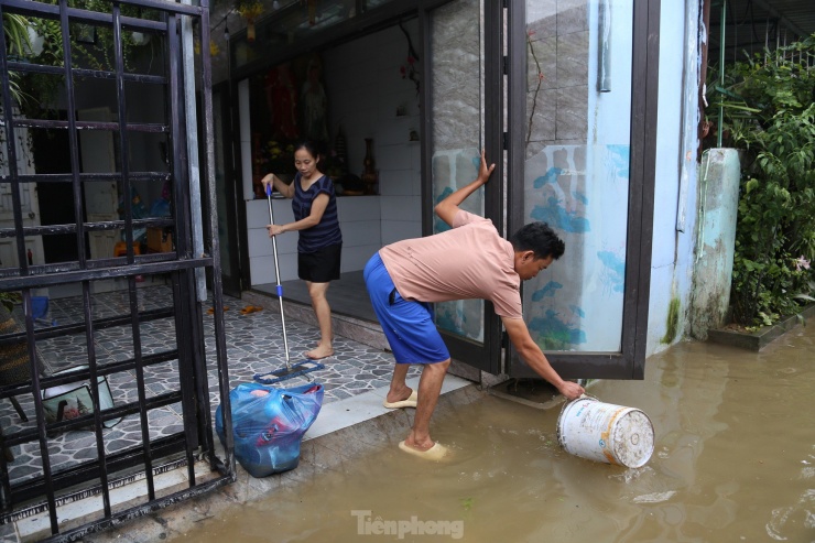 Ngớt rồi lại mưa xối xả, &#39;rốn lũ&#39; ở Đà Nẵng vẫn ngập khắp ngả - 6